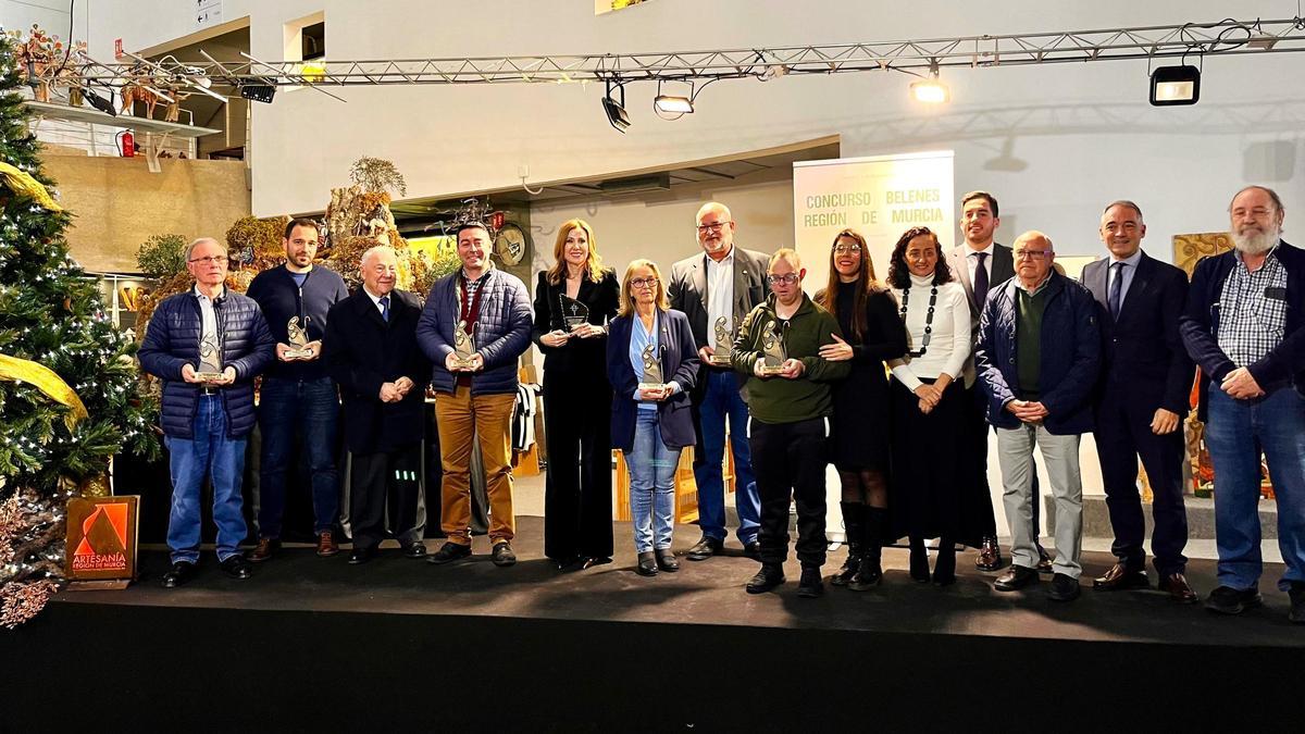 La consejera de Empresa, Empleo y Economía Social, Marisa López Aragón, junto a los premiados en el VIII Concurso de Belenes de la Región de Murcia 2025