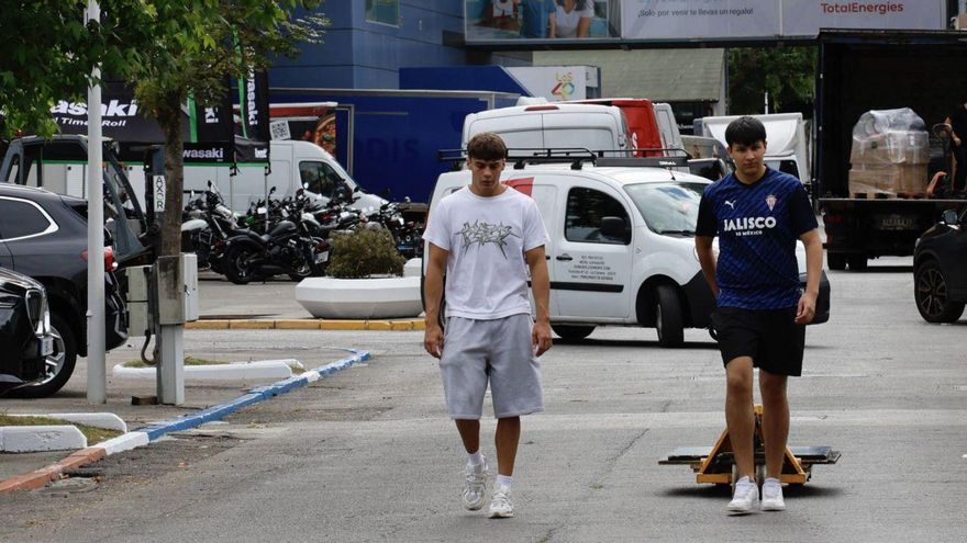 Dos trabajadores en el recinto Luis Adaro, ocupados en los preparativos de la Feria de Muestras. | JUAN PLAZA