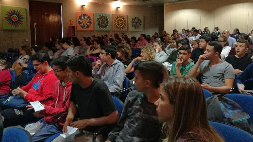 Alumnos asistentes a la exposición de cortos y documentales del certamen de cine educativo de Agaete.