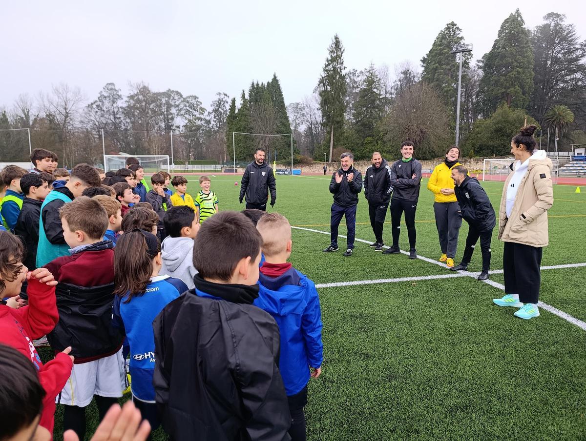 Montse Tomé comparte la Nochebuena con los niños del Atlético de Lugones