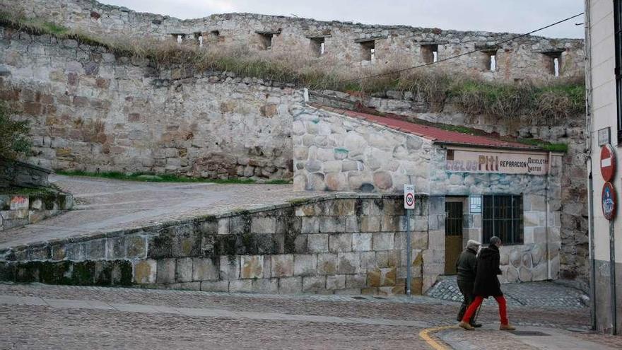 Un derribo en la cuesta de San Bartolomé inicia la liberación de la muralla en La Feria