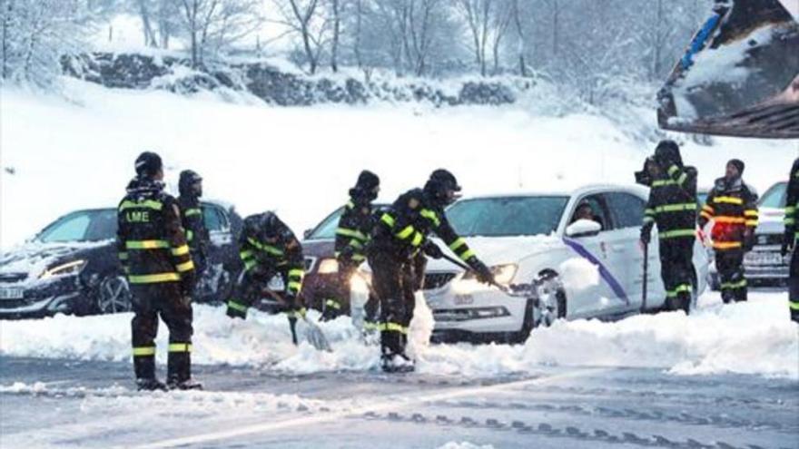 Serrano ordena no reabrir autopistas cerradas por las nevadas hasta que las supervise la DGT