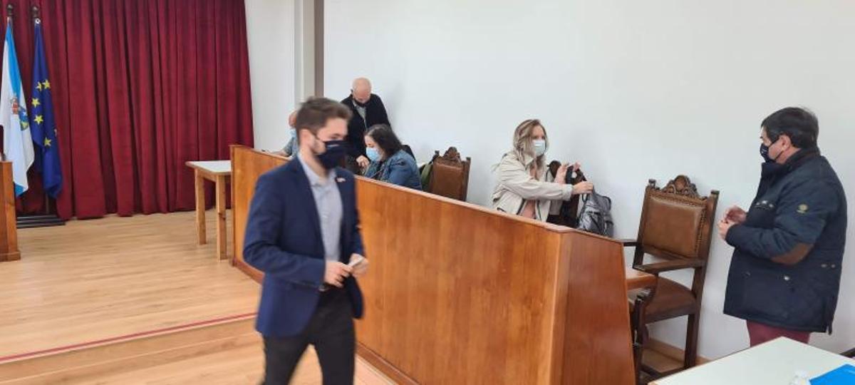 Iván Caamaño (izq.)y los otros dos edilesdel PP. Al fondo, losdel Bloque. | // M.M.