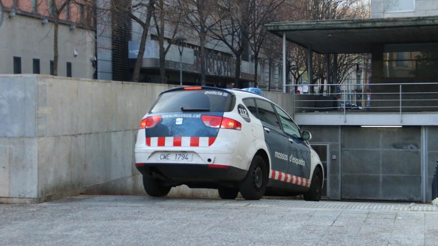 El vehicle policial que ha traslladat la dona detinguda fins als jutjats de Girona
