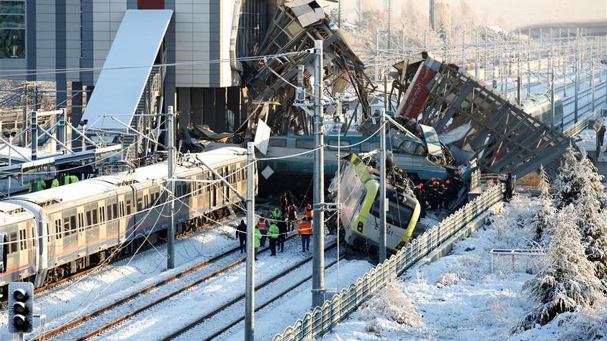 Nueve muertos y 47 heridos al chocar un tren de alta velocidad en Ankara