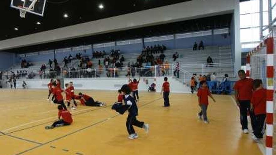 Torneos y exhibiciones inauguraron el polideportivo.