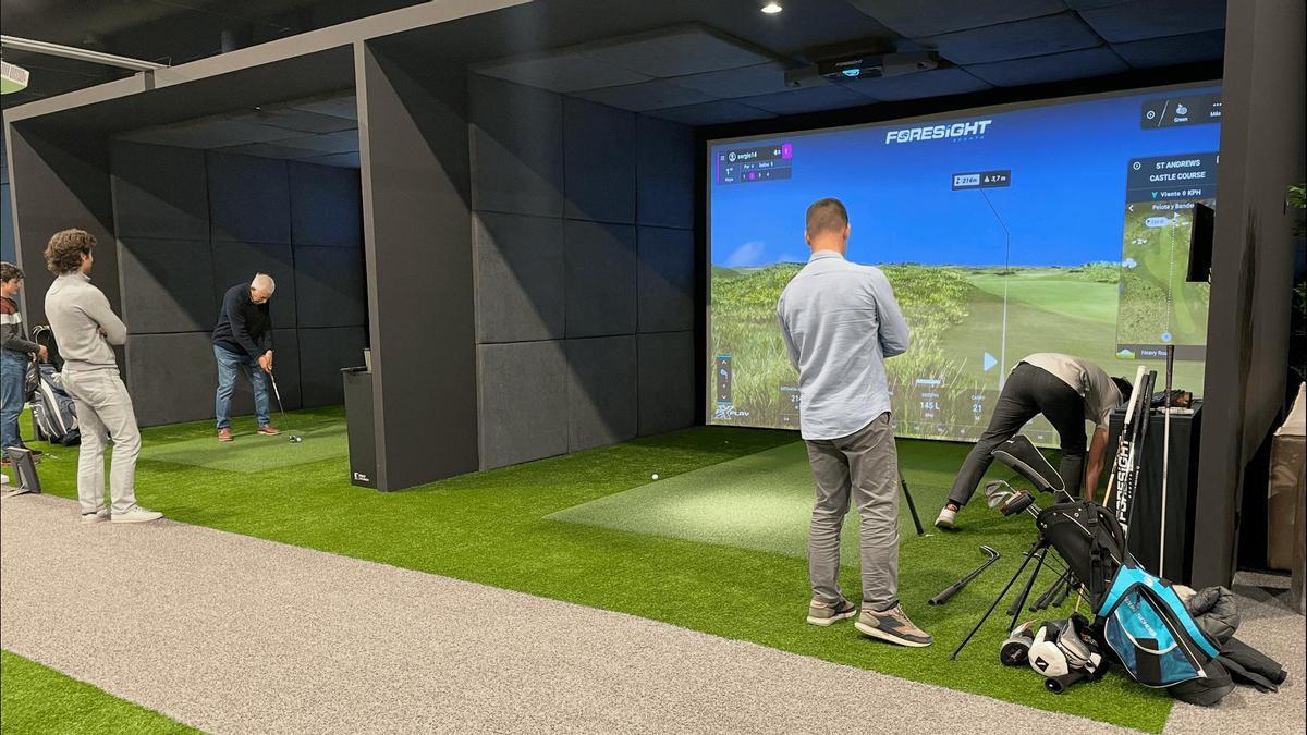 Este club de golf cuenta con una cancha de prácticas con 10 puestos de lanzamiento.