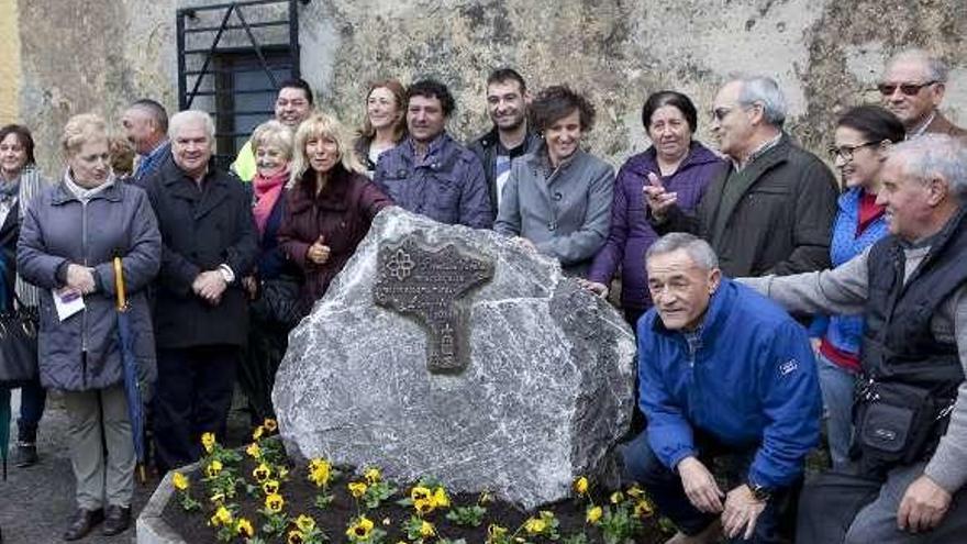 Descubrimiento de la placa conmemorativa del premio &quot;Pueblu Afayaízu&quot; de 2014, concedido a Les Llanes.