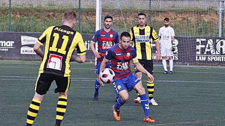 Pitu, en una jugada del Llagostera-Portugalete, abans de fer-se la greu lesió al genoll.