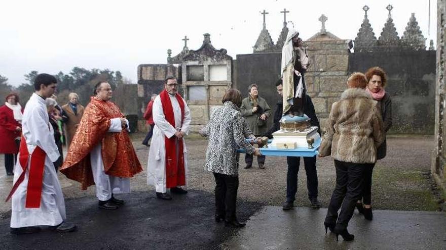 La procesión en honor a San Vicente, ayer, en Trasmañó. // Faro