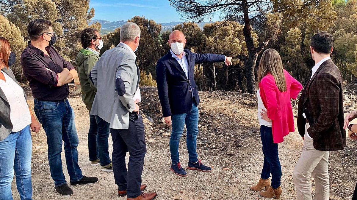 Toni Gaspar, en el centro, señala una de las zonas afectadas por el incendio en Santa Anna.