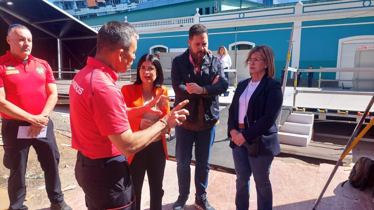 Carolina Darias, Josué Íñiguez e Inmaculada Medina visitando el operativo de vigilancia de los Bomberos