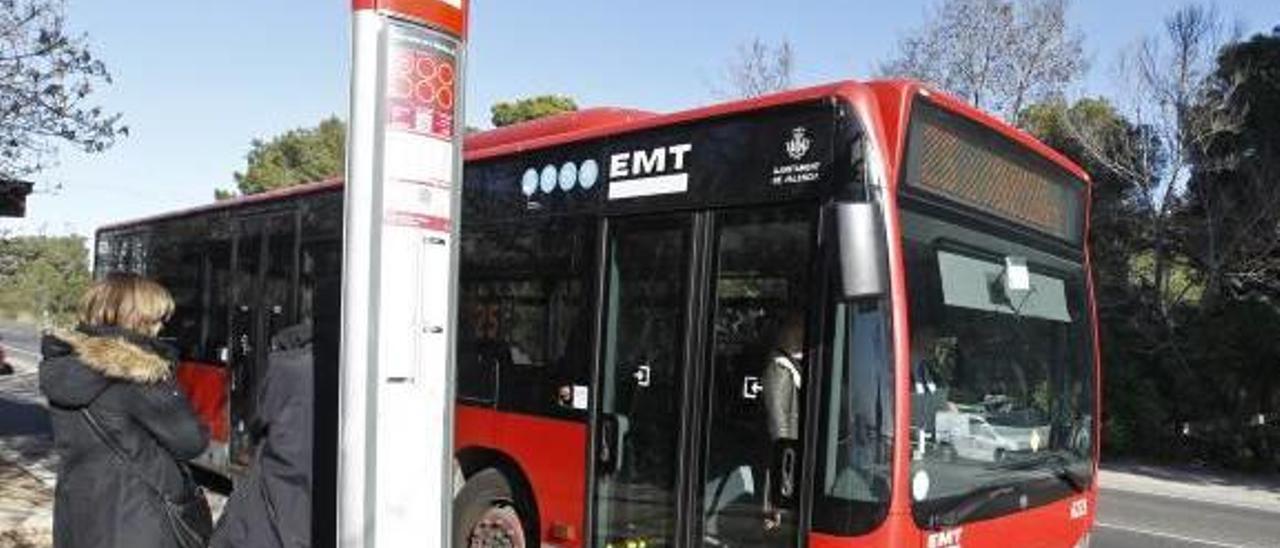 La frecuencia de los autobuses al Palmar obliga a los turistas a hacer autostop