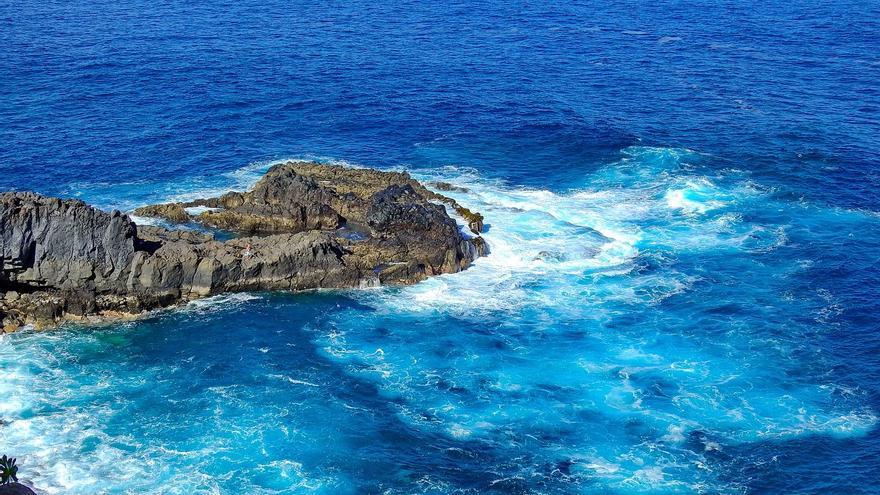 Rescatan a una decena de personas en apuros en el mar por el fuerte oleaje y las mareas en Canarias