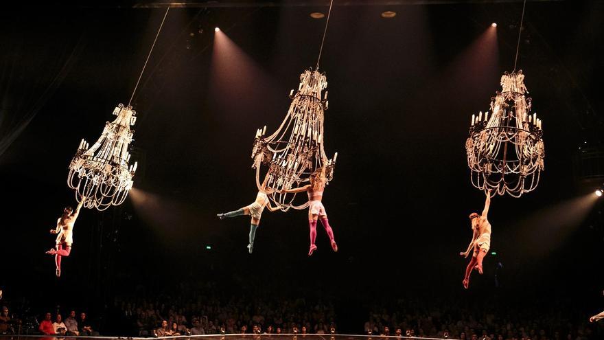 Levantan las barras laterales de la gran carpa del Circo del Sol en Sevilla.