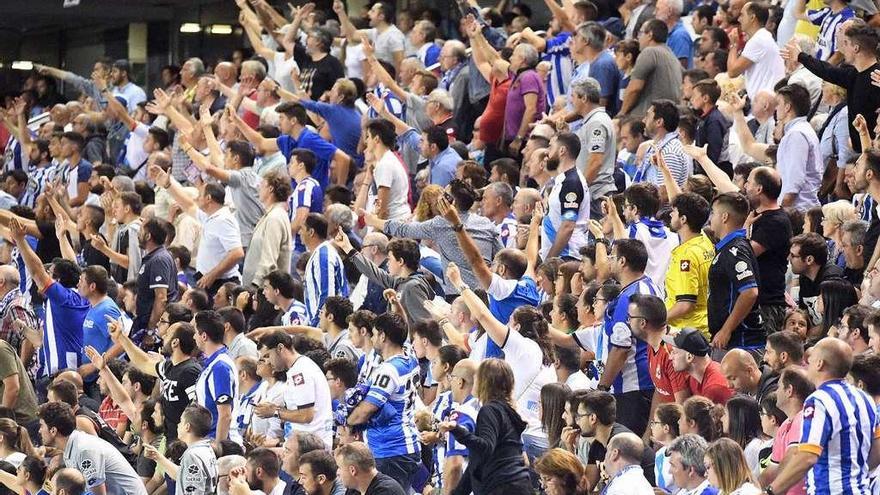 Aficionados del Deportivo, en el estadio de Riazor.