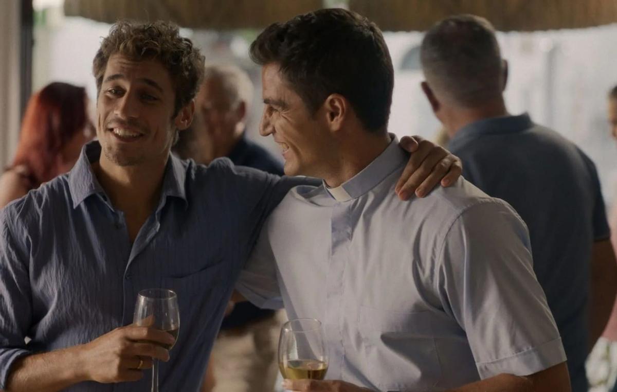 El intérprete vimiancés Martiño Rivas, a la izquierda, junto a Maxi Iglesias, en una escena de 'Ella, maldita alma'.