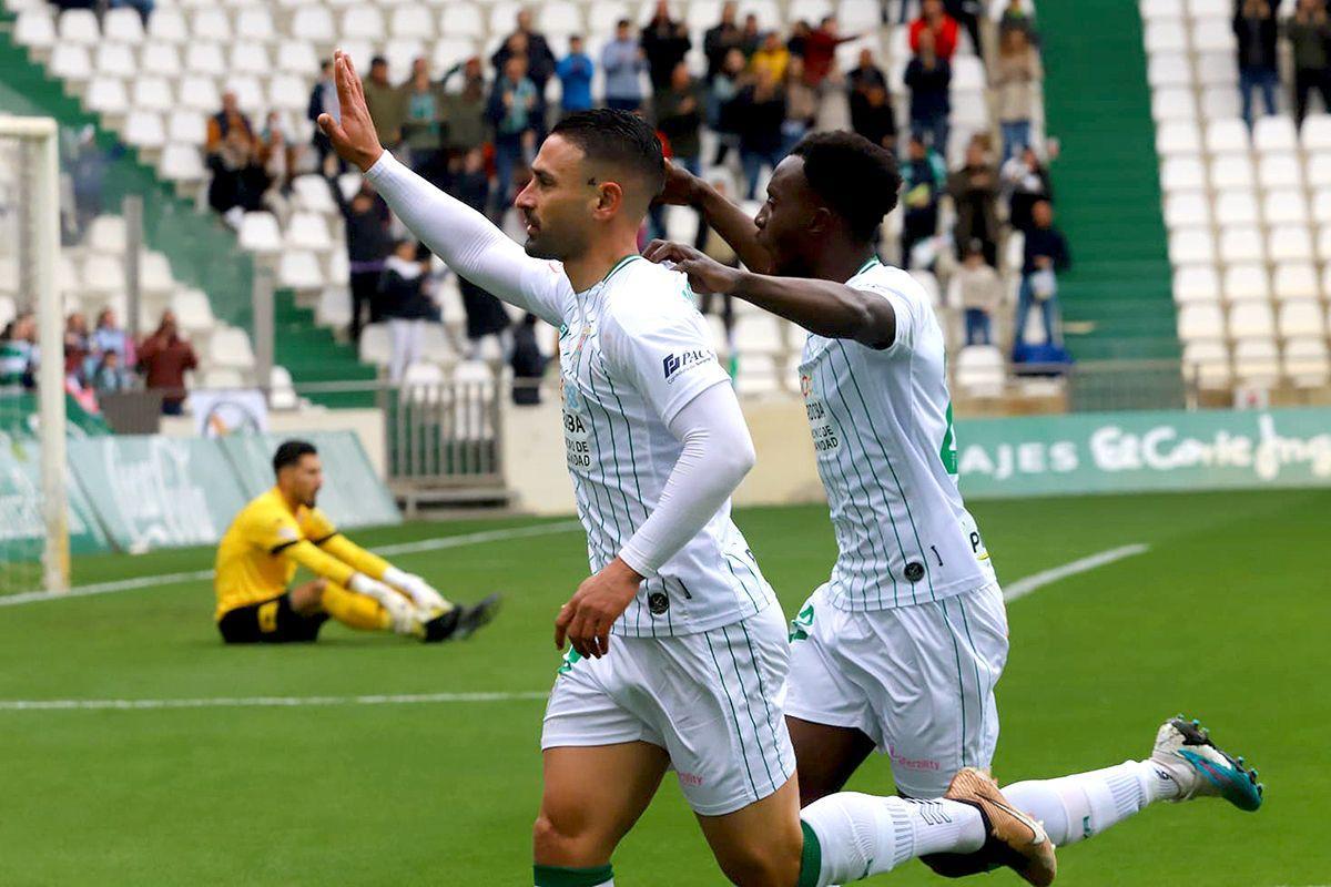 Márquez y Diarra celebran el gol del andaluz con el Córdoba CF ante la Cultural Leonesa.