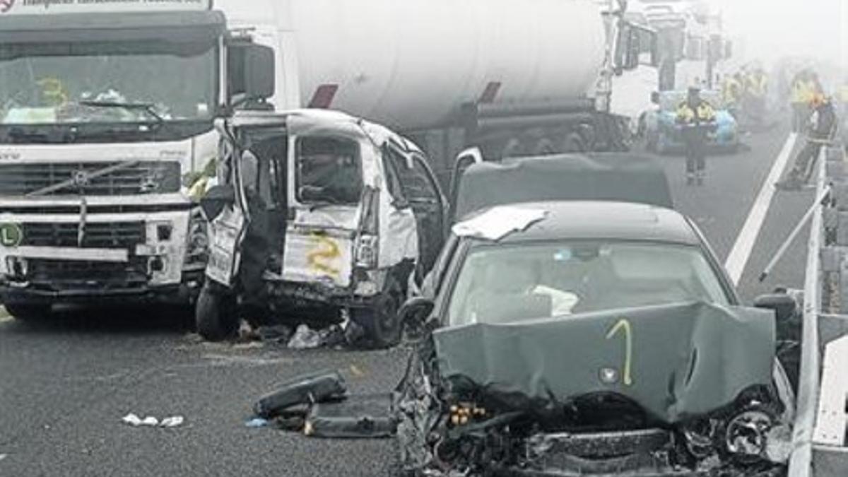 Accidente mortal en la AP-2 en Castelldans (Garrigues), con 18 vehículos implicados, en enero del 2013.