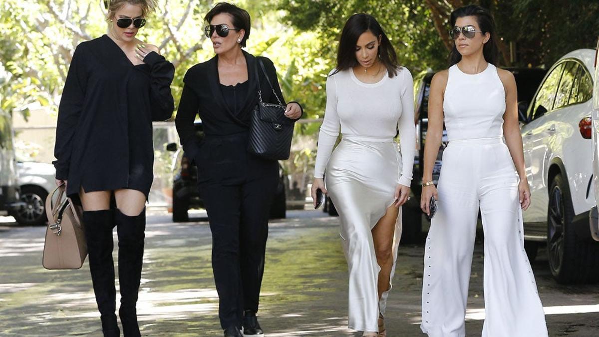 Kriss Jenner junto a sus hijas Khloé, Kim y Kourtney Kardashian