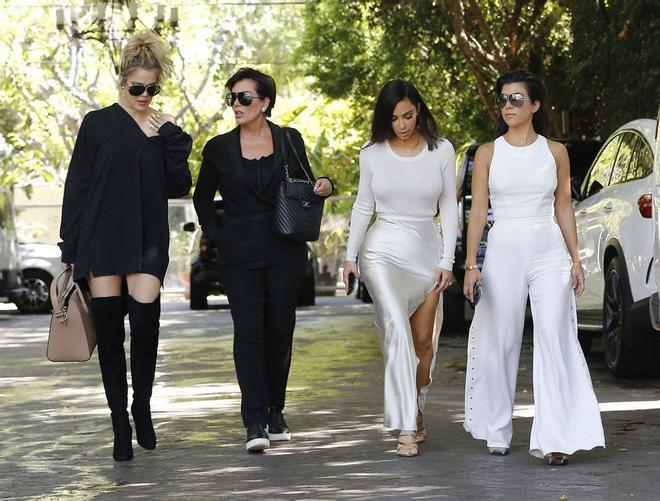 Kriss Jenner junto a sus hijas Khloé, Kim y Kourtney Kardashian