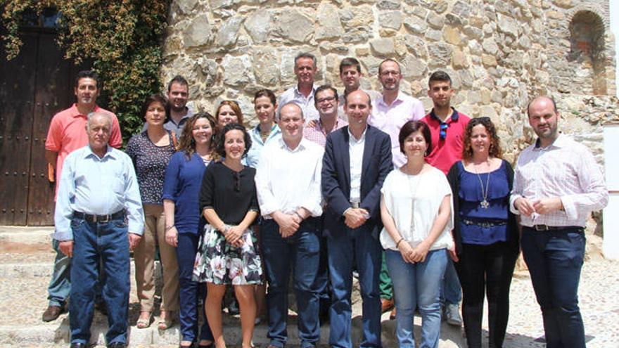 Conejo junto a la candidatura del PSOE en Alozaina.