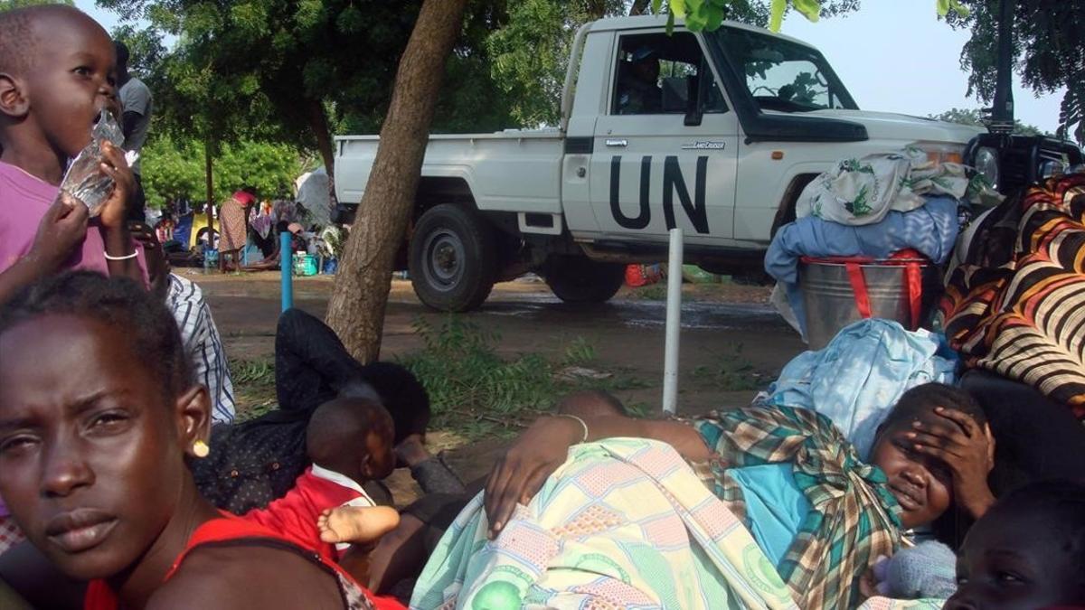 Desplazados sursudaneses de los combates de Yuba en un campamento de la ONU.