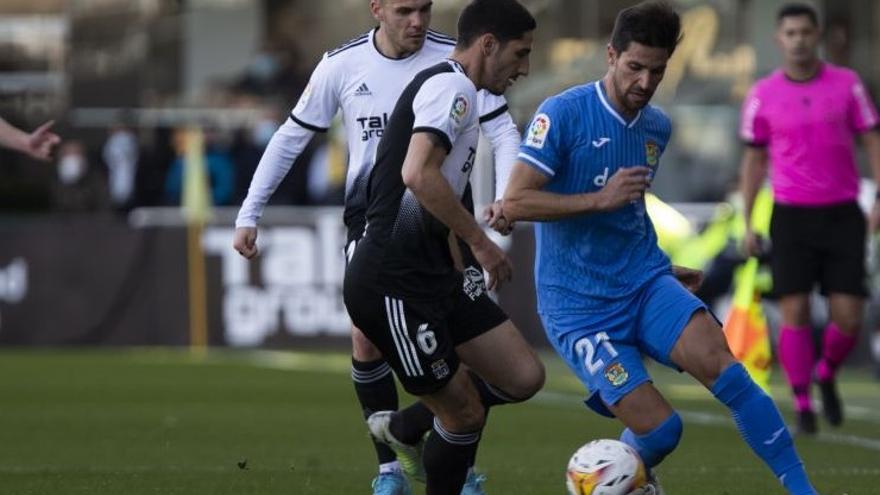 El exjugador del Zaragoza controla un balón ante dos rivales en el partido del Fuenlabrada ante el Cartagena.