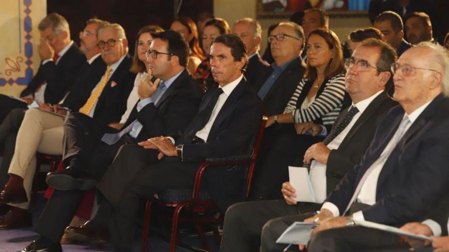 Sobre estas líneas, Jorge Hodgson, en la bienvenida al foro; a la derecha, José María Aznar, Hodgson y Joaquín Catalán, director de El DÍA (segundo a la derecha). | | E.D.