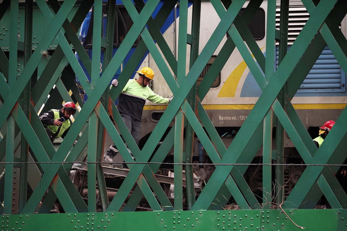 Tren de pasajeros se estrelló contra un tren de mantenimiento en Buenos Aires, dejando al menos 30 personas hospitalizadas, dos de las cuales estaban en estado grave