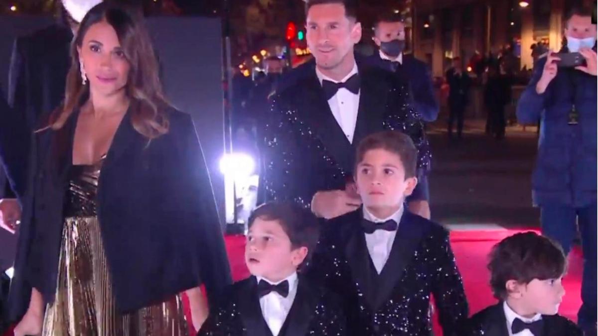 Mateo volvió a ser casi más protagonista que Leo. ¡Atención a la cara que pone Antonela cuando el mediano de los Messi le hace una pregunta en la alfombra roja!