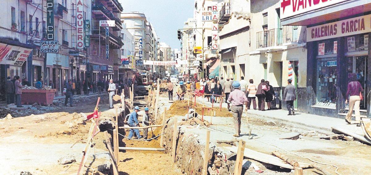 Calle Mármoles en obras en 1976. Al fondo, el Palacio del Cine.