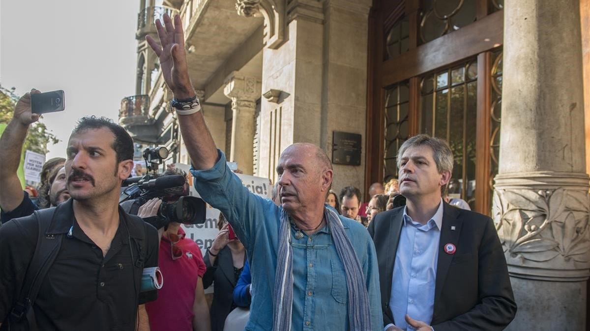 Lluís Llach, ante la Conselleria d'Economia, el 20 de septiembre del 2017.