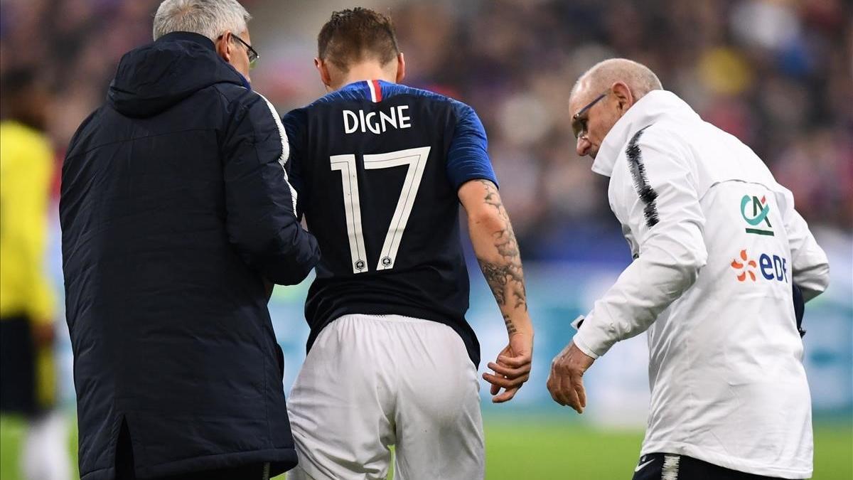 Lucas Digne deja el campo lesionado en el partido entre Francia y Colombia en Saint Denis
