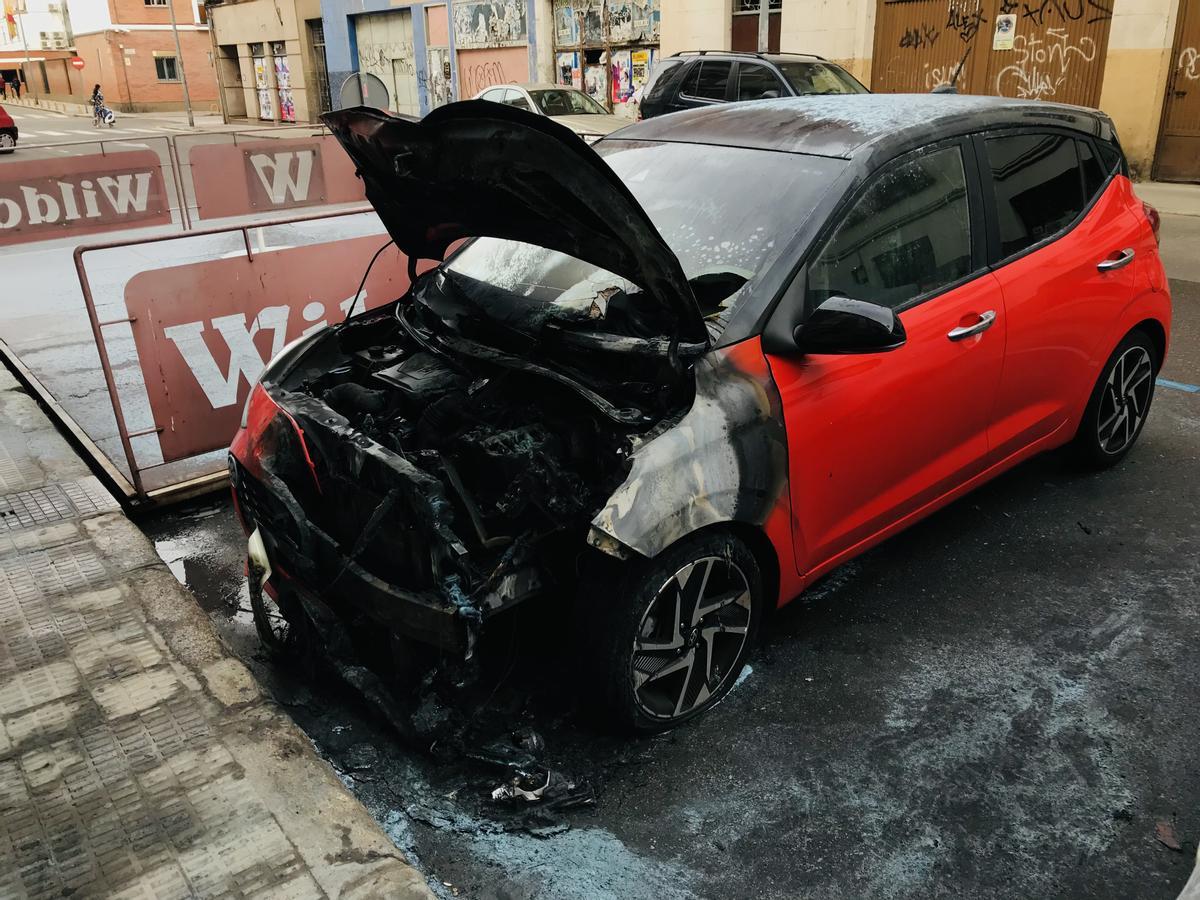 Estado en el que ha quedado el coche afectado en Fray Toribio de Motolinia, en Zamora capital.