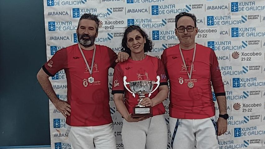 Tres medallas para el Compostela Esgrima en el Gallego, con oro de Araceli Bugallo
