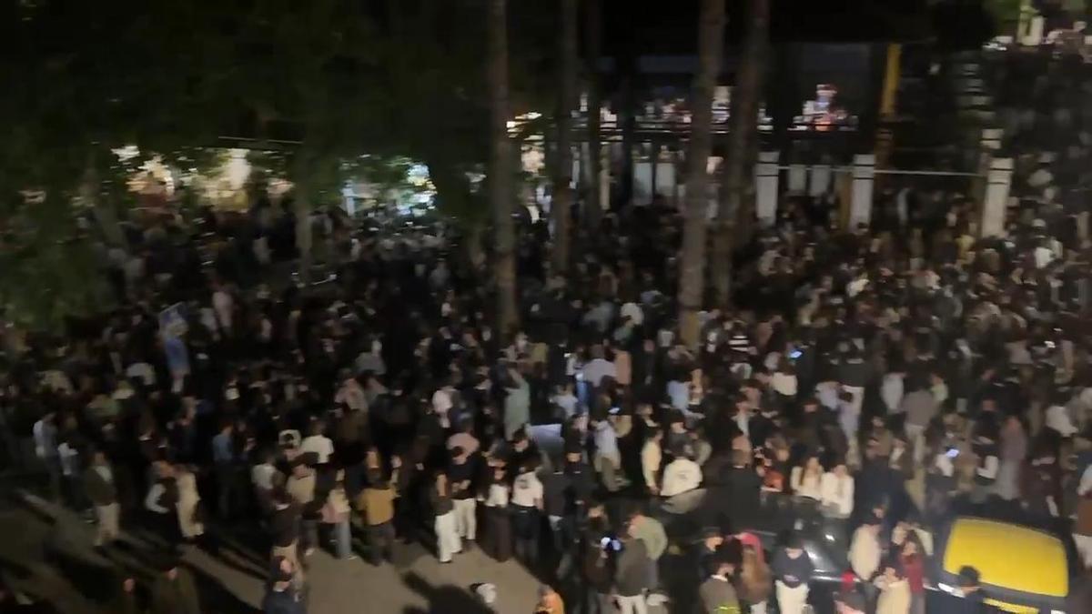 VÍDEO | Botellón en Heliópolis durante el paso de la Hermandad de La Misión