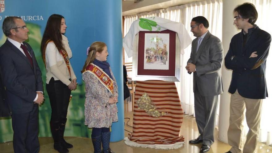 Avilés (i), las reinas de la peña La Seda, Gómez y Fernández Labaña observan la acuarela.