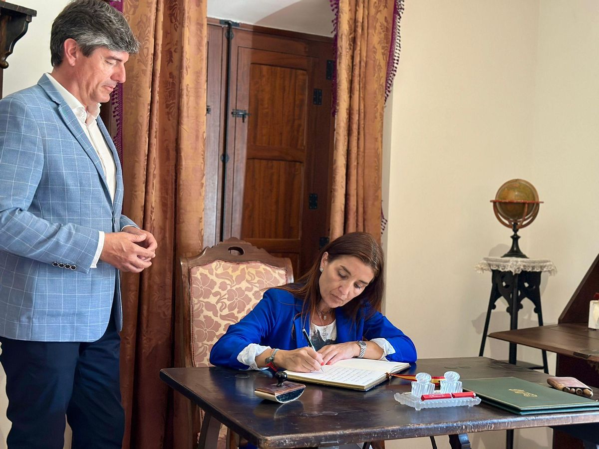 Ruth Merino firma en el libro de La Vila Joiosa.