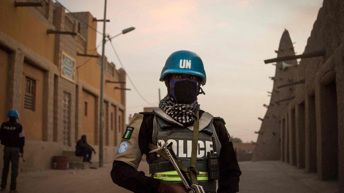 Un policía de la misión de Naciones Unidas para la Estabilización de Malí (MINUSMA) patrulla frente a la Gran Mezquita de Timbuktu, el pasado 8 de diciembre de 2021.