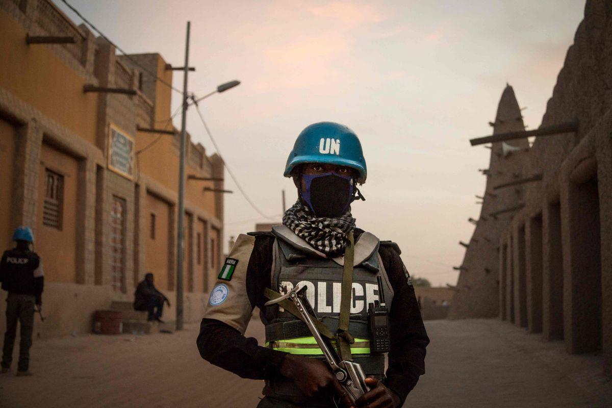Un policía de la misión de Naciones Unidas para la Estabilización de Malí (MINUSMA) patrulla frente a la Gran Mezquita de Timbuktu, el pasado 8 de diciembre de 2021.