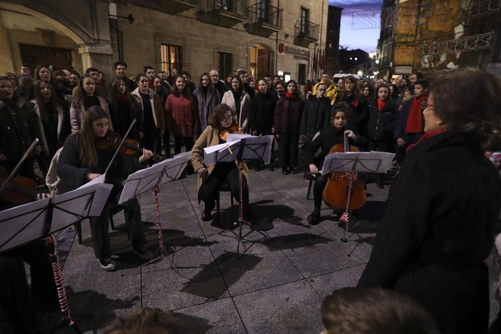 Avilés enciende sus luces de Navidad.