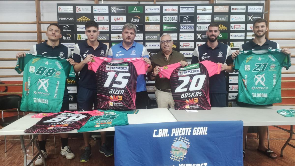 Jamasi, Aizen, Boskos y Sousa, con el presidente y el entrenador del Ángel Ximénez Puente Genil.