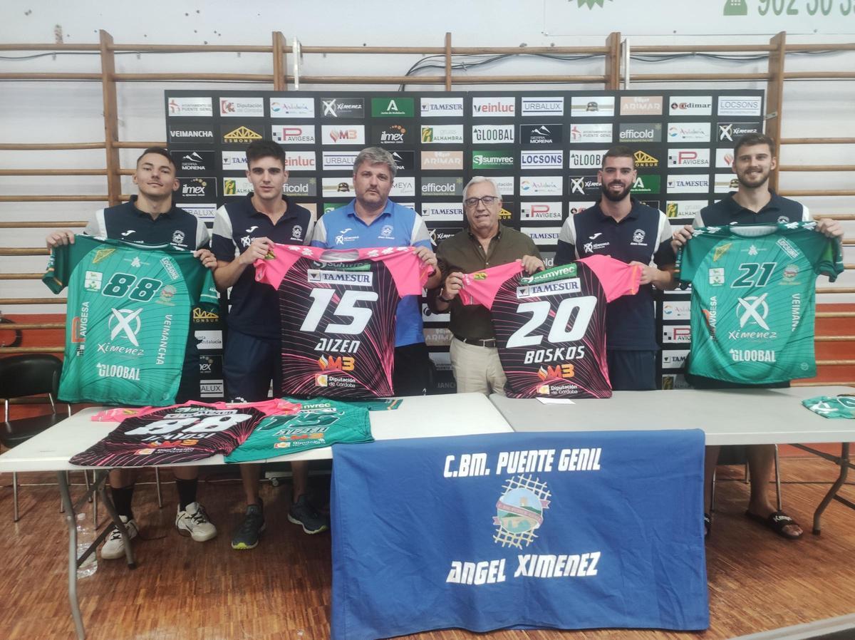 Jamasi, Aizen, Boskos y Sousa, con el presidente y el entrenador del Ángel Ximénez Puente Genil.