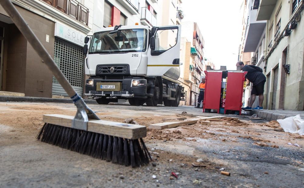 Las calles de Alicante se recuperan poco a poco de las fiestas