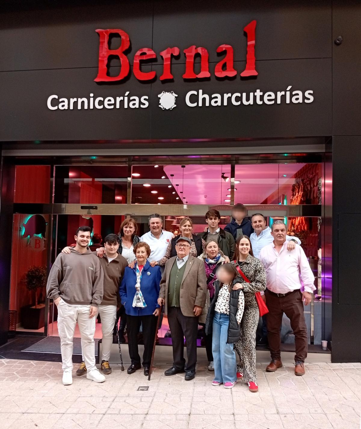 La familia de Marcial Bernal, en la reinauguración de una de sus carnicerías.