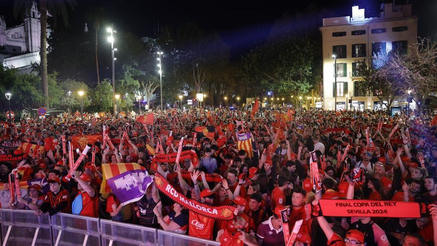 FOTOS | La fiesta de la final de la Copa en la plaza de la Reina de Palma