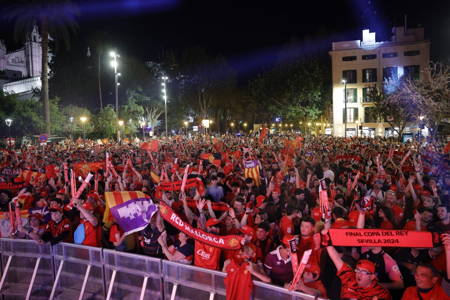 FOTOS | La fiesta de la final de la Copa en la plaza de la Reina de Palma