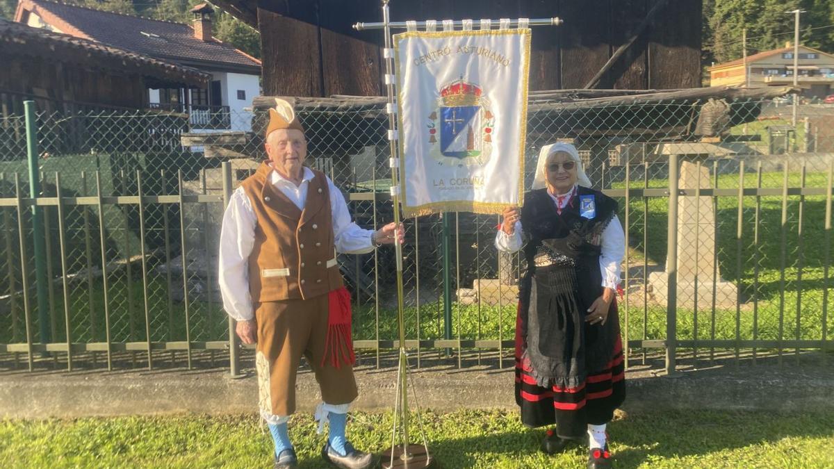 Cecilia Prieto y Gil García, de Villayón, con el estandarte del Centro Asturiano de A Coruña.