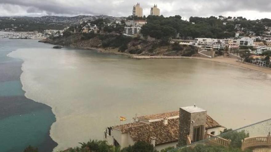 La playa del Portet de Moraira, turbia y marrón